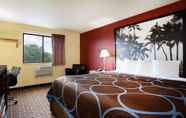 Bilik Tidur 4 Super 8 by Wyndham Chester/Richmond Area