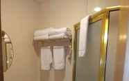 Toilet Kamar 3 SureStay Hotel by Best Western Twin Falls