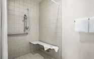 Toilet Kamar 4 Super 8 by Wyndham Susanville