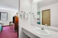 In-room Bathroom Super 8 by Wyndham Kennett