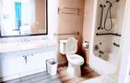 In-room Bathroom 6 Super 8 by Wyndham Dothan