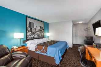 Bedroom 4 Super 8 by Wyndham Belleville St. Louis Area