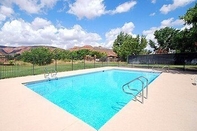 Swimming Pool Rodeway Inn