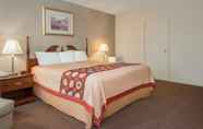 Bedroom 6 Super 8 by Wyndham Centerville-Richmond