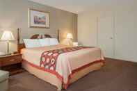 Bedroom Super 8 by Wyndham Centerville-Richmond