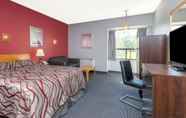 Bedroom 6 Super 8 by Wyndham Mt Hope Hamilton Intl Arpt ON