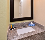 In-room Bathroom 5 Americas Best Value Inn Memphis Airport