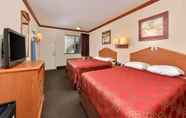 Bedroom 4 Econo Lodge