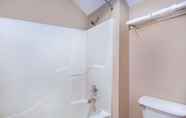 Toilet Kamar 6 Super 8 by Wyndham Defiance