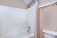 Toilet Kamar Super 8 by Wyndham Defiance