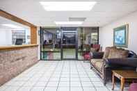 Lobby Super 8 by Wyndham Clinton