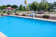 Swimming Pool Super 8 by Wyndham Clinton