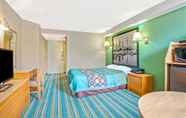 Bilik Tidur 3 Super 8 by Wyndham Toronto East ON