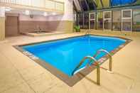 Swimming Pool Super 8 by Wyndham Toronto East ON