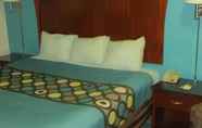 Bilik Tidur 4 Super 8 by Wyndham Pleasanton