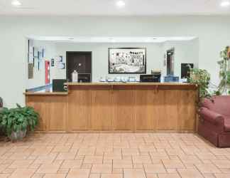 Lobby 2 Super 8 by Wyndham Monett