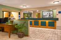 Lobby Super 8 by Wyndham Lynchburg VA