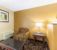 Common Space 5 Quality Inn & Suites Arden Hills - Saint Paul North