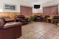 Lobby Super 8 by Wyndham Eagle River