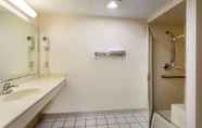In-room Bathroom 6 Super 8 by Wyndham Marysville/Port Huron Area