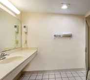 In-room Bathroom 6 Super 8 by Wyndham Marysville/Port Huron Area