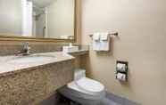ห้องน้ำภายในห้อง 6 Quality Inn & Suites