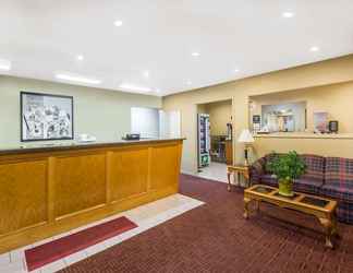 Lobby 2 Super 8 by Wyndham Chanute