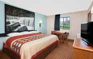 Kamar Tidur 4 Super 8 by Wyndham Rock Port MO