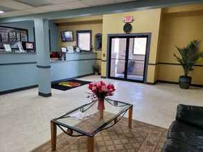 Lobby 4 Super 8 by Wyndham Newcomerstown