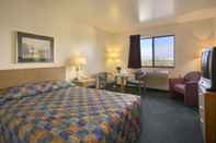 Bedroom Travelodge by Wyndham Hudsonville