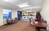 Lobby 4 Super 8 by Wyndham Clarksville East