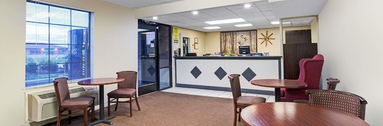 Lobby Super 8 by Wyndham Clarksville East