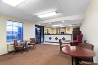 Lobby Super 8 by Wyndham Clarksville East