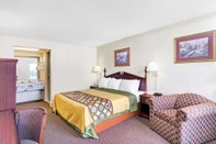 Bedroom Super 8 by Wyndham Clarksville East