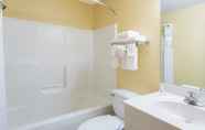 In-room Bathroom 7 Super 8 by Wyndham Medina