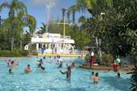 สระว่ายน้ำ Universal's Loews Royal Pacific Resort