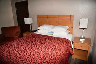 Bedroom 4 Days Inn & Suites by Wyndham Kaukauna WI