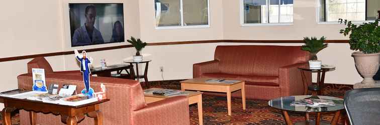 Lobby Days Inn & Suites by Wyndham Kaukauna WI