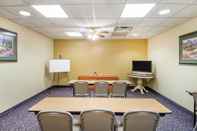 Functional Hall Quality Inn & Suites MidAmerica Industrial Park Area