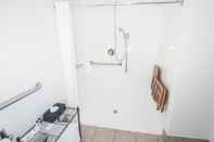 In-room Bathroom Country Inn & Suites by Radisson, Austin-University, TX