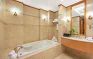 In-room Bathroom 7 Crowne Plaza Zhuhai City Center, an IHG Hotel