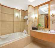 In-room Bathroom 7 Crowne Plaza Zhuhai City Center, an IHG Hotel