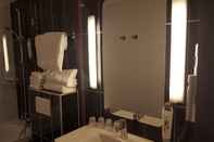 In-room Bathroom ibis Styles Paris Pigalle Montmartre