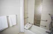 In-room Bathroom 6 DoubleTree by Hilton Hotel Savannah Historic District