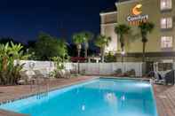 Kolam Renang Comfort Suites Near Universal Orlando Resort