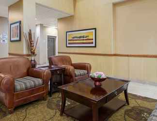 Lobi 2 Comfort Suites Near Universal Orlando Resort