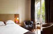 Bedroom 5 Radisson Blu Hotel Champs Elysées, Paris