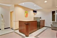 Lobby Super 8 by Wyndham Milford/New Haven