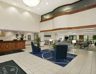 Lobby 2 Wingate by Wyndham Green Bay/Airport