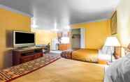 Kamar Tidur 3 Rodeway Inn & Suites